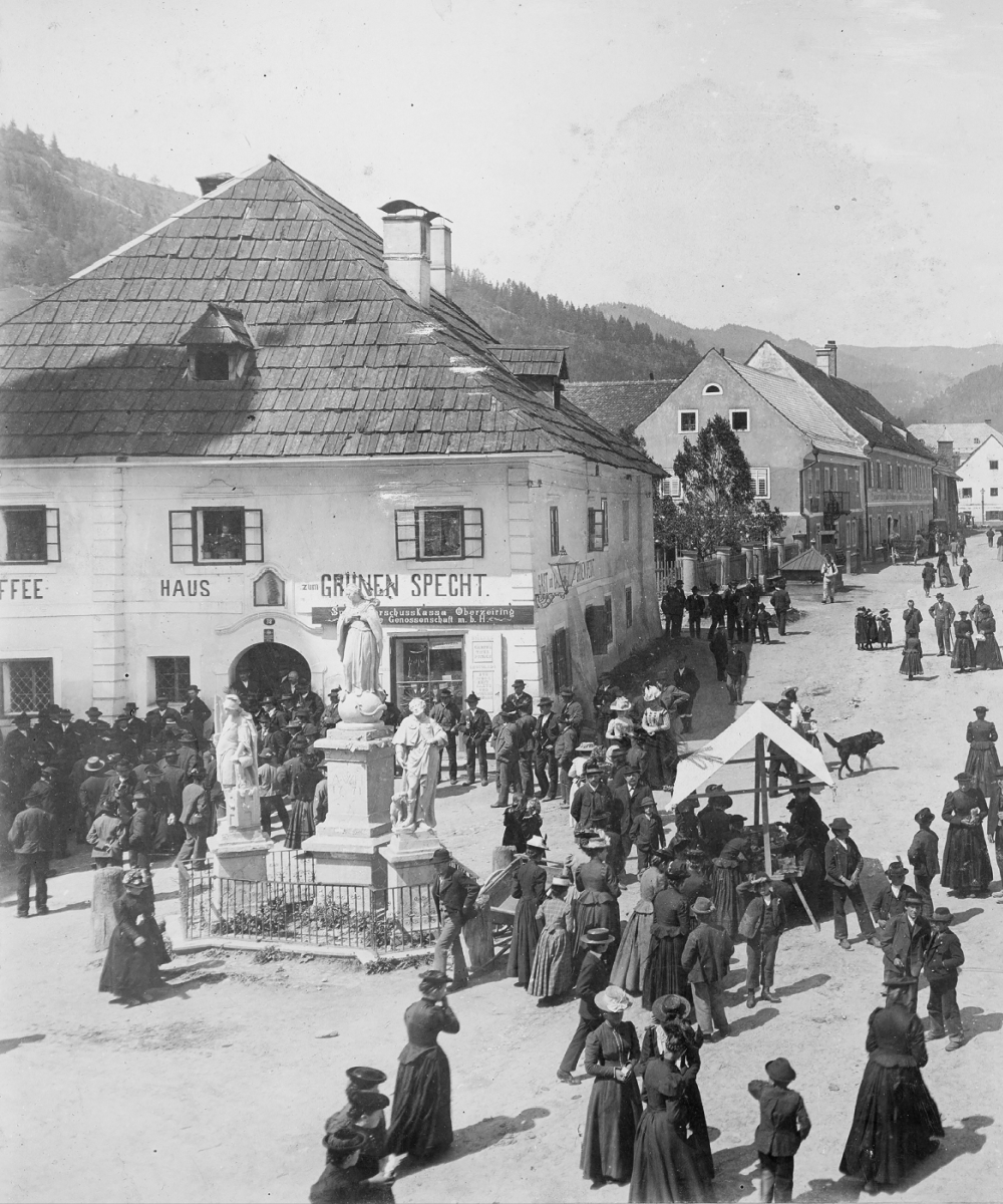 Eine historische Aufnhame unseres Gasthofs und dem Oberzeiringer Marktplatz. Jahr nicht bekannt.